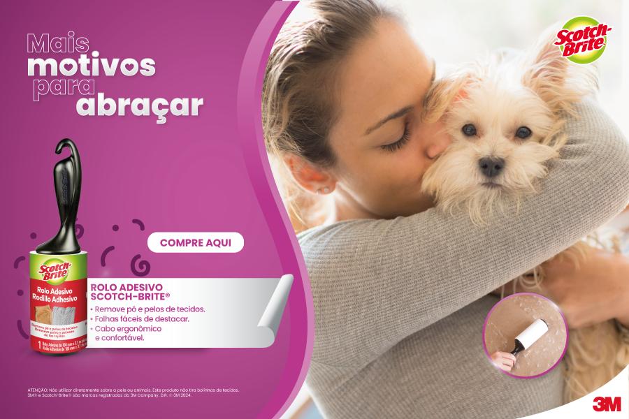 banner Rolo Adesivo Scotch-Brite com o produto e uma mulher branca abraçando um cachorro branco - Assaí Atacadista