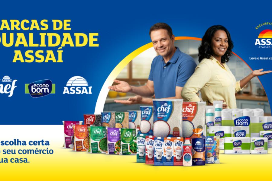 banner com as embalagens do produtos das marcas próprias do Assaí Atacadista com texto logo e duas pessoas
