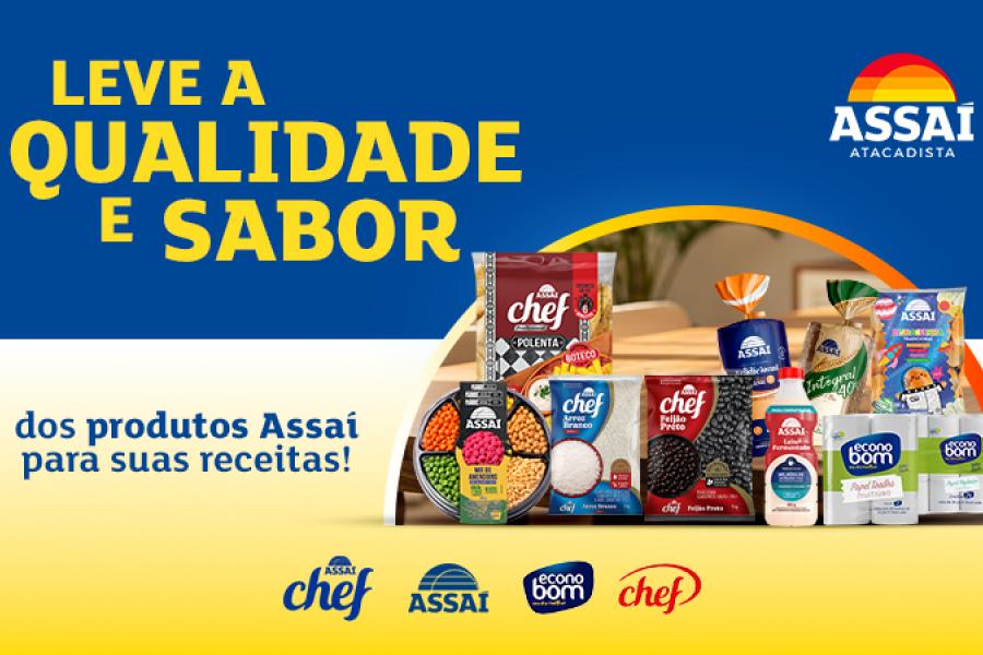 banner com as embalagens do produtos das marcas próprias do Assaí Atacadista com texto logo e duas pessoas