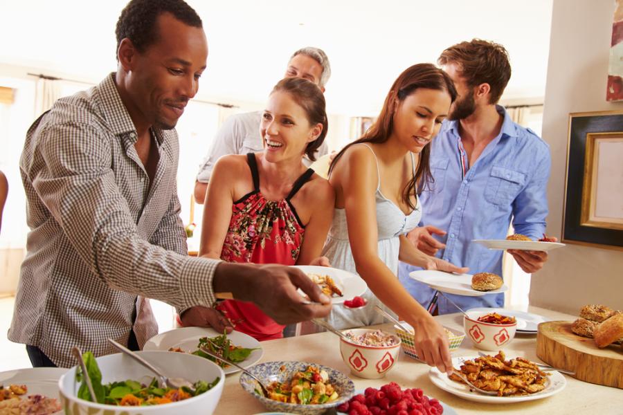 Festa-de-pessoas-como-calcular-bebida-e-comida-assai-atacadista