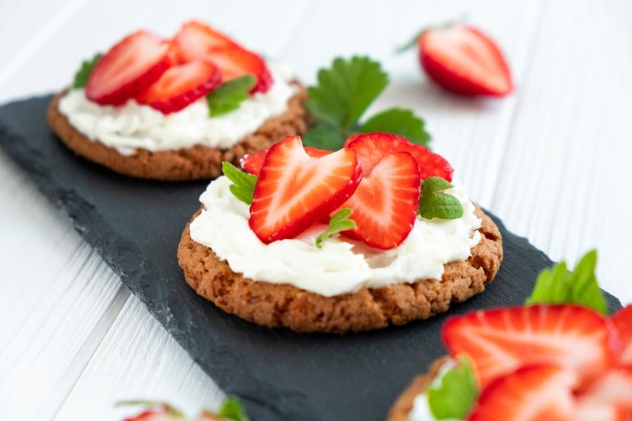biscoitos com creme branco e morangos em cima - receitas com biscoitos - Assaí Atacadista