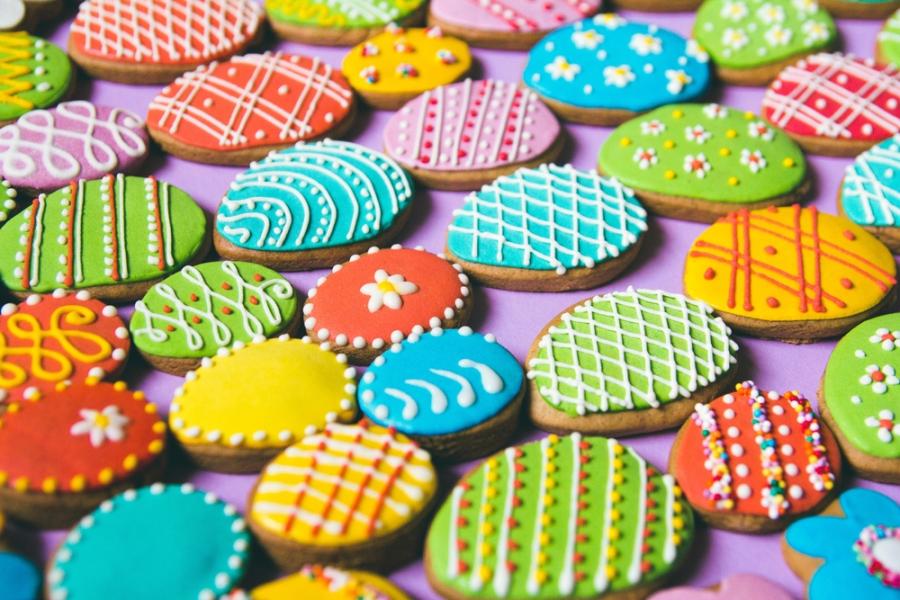 biscoitos com formato de ovo e decoração colorida - Assaí Atacadista - Imagem: Shutterstock