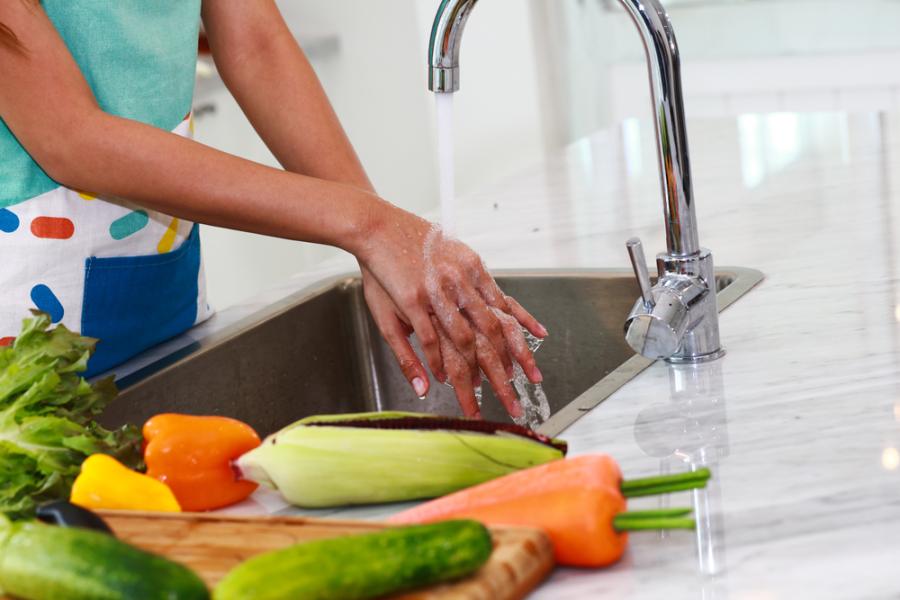 pessoa lavando as mãos para maior segurança alimentar - alimentos - Assaí Atacadista