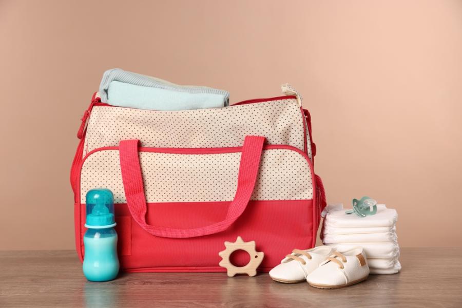 bolsa para bebês vermelha com produtos em volta - Assaí Atacadista