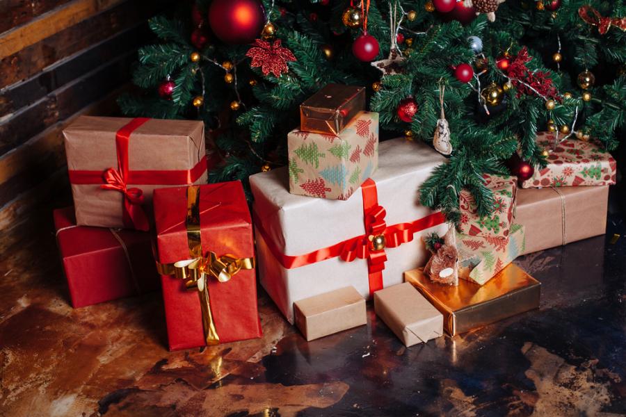 caixas de presente embaixo de uma arvore de natal - presente de natal - assaí atacadista