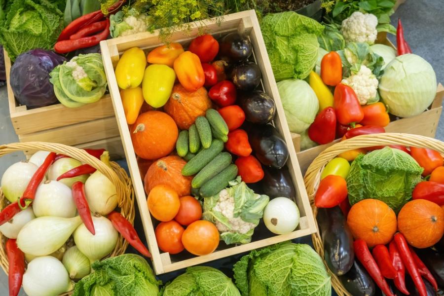 caixotes de madeira cheios de frutas, legumes e verduras diversos - imagem ilustrativa da safra de outubro - Assaí Atacadista