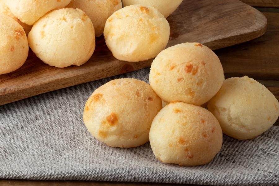 pão de queijo em cima de um guardanapo - assai atacadista