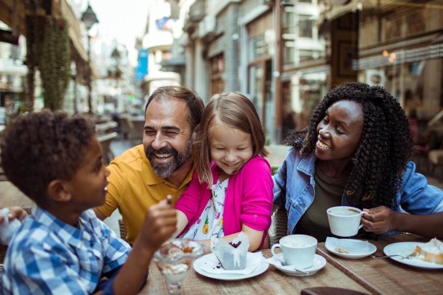 casal biracial com filhos se divertindo em um café - lazer economico - Assaí Atacadista