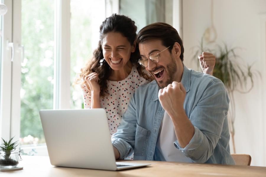 casal branco comemorando compra no black friday - assaí atacadista