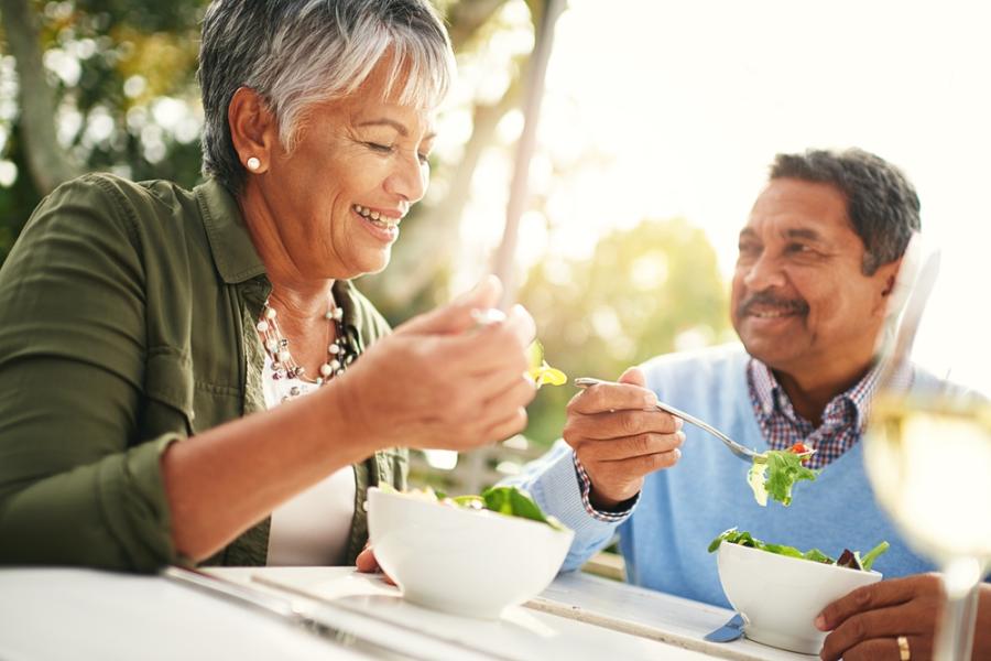 casal comendo comida low carb - Assaí Atacadista