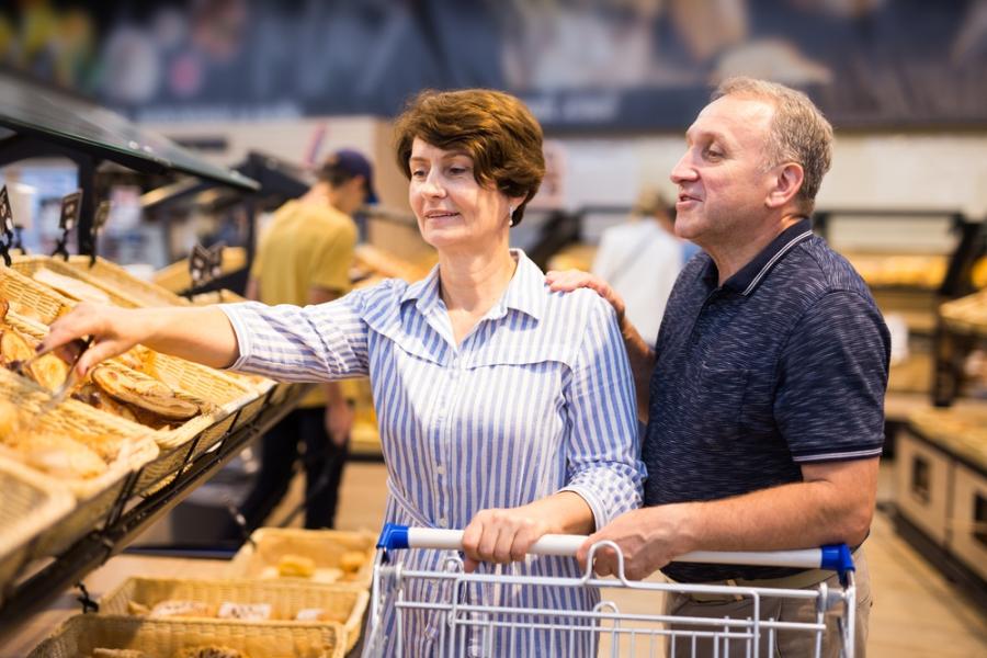 casal fazendo compras em um atacado - economizar nas compras - Assaí Atacadista