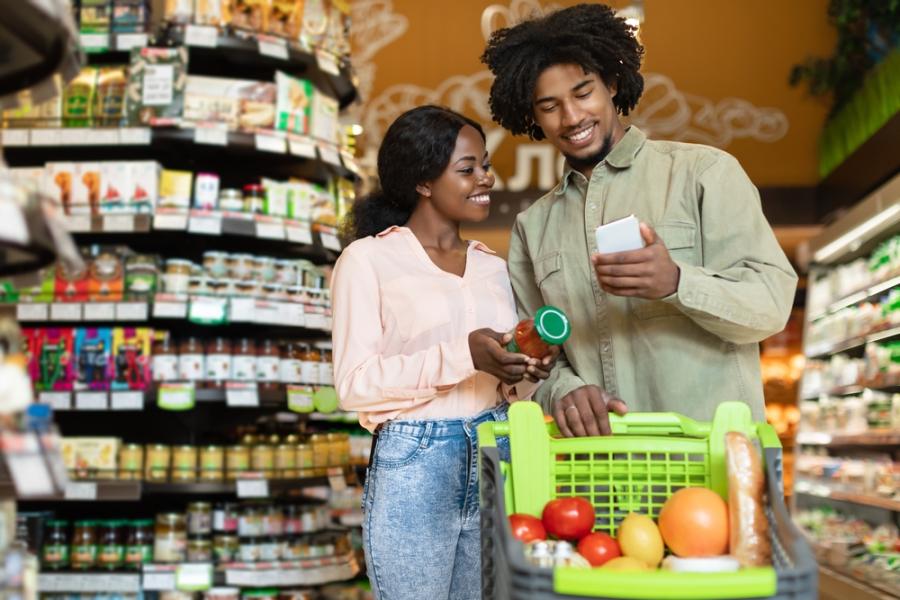 casal fazendo compras no mercado - comércio no Brasil - Assaí Atacadista