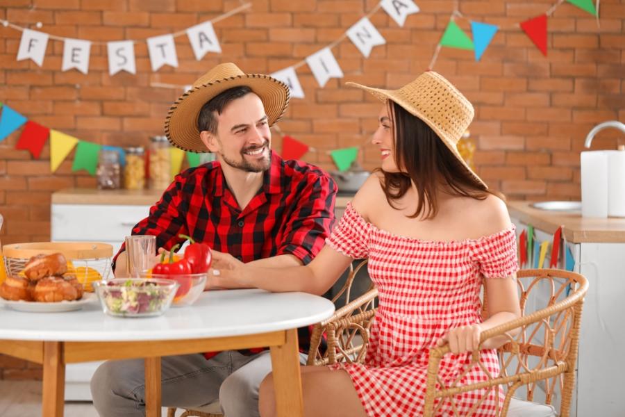 casal hetéro branco com trajes de festa junina - dia dos namorados - Assaí Atacadista