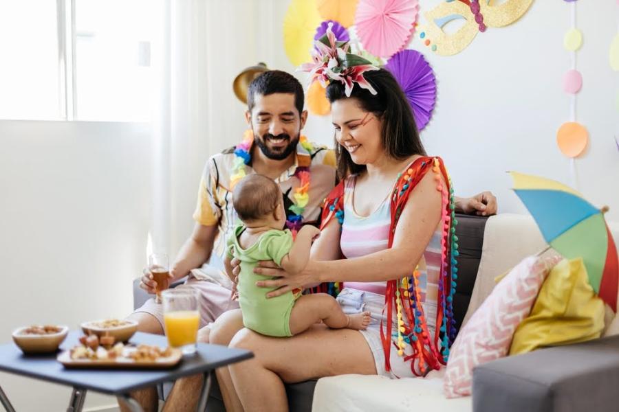 casal hétero com bebê e fantasia de Carnaval em casa - Assaí Atacadista