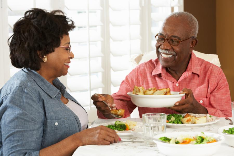 casal preto sênior comendo um almoço fácil para o verão - assaí atacadista