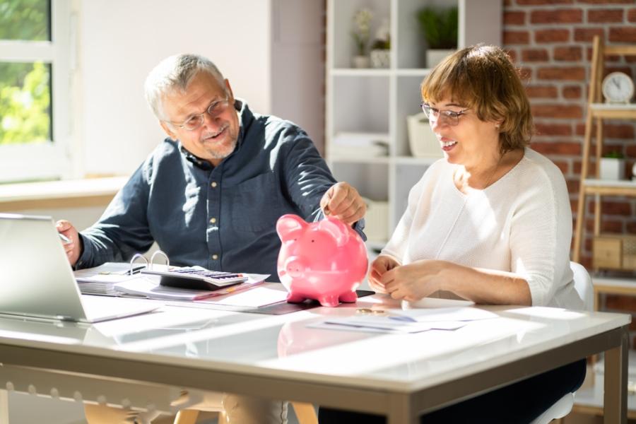 casal sênior com homem e mulher brancos fazendo planejamento financeiro - economia doméstica - Assaí Atacadista