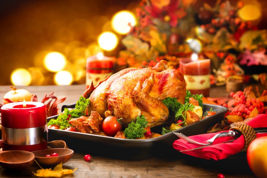 ceia de Natal com frango na mesa decorada - aves para ceia de Natal - Assaí Atacadista