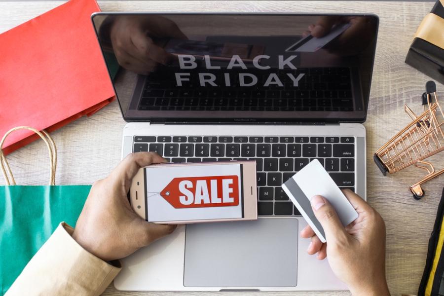 celular, notebook e cartão de crédito na black friday - assaí atacadista