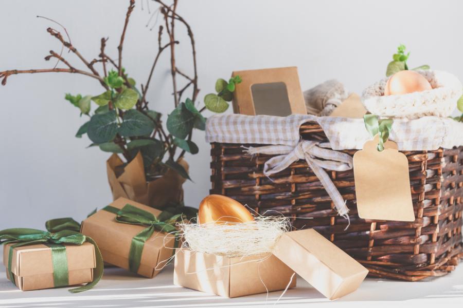 cesta com itens de páscoa representando presentes de páscoa - Imagem Shutterstock - Assaí Atacadista