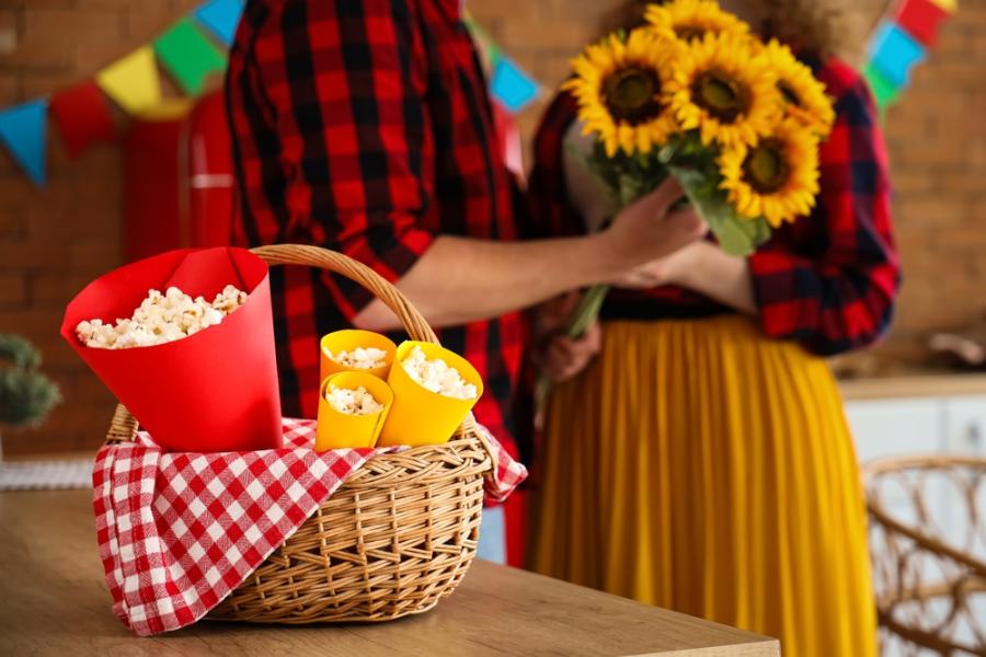 cesta com pipoca com uma casal de xadrez no fundo - Assaí Atacadista - presentes para o dia dos namorados
