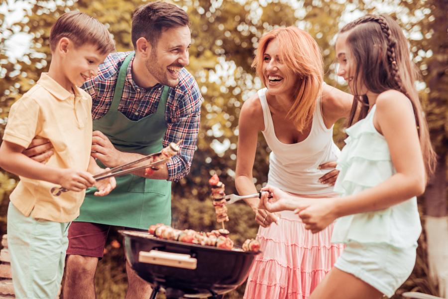 familia reunida para churrasco de dia dos pais - churrasco no assai atacadista