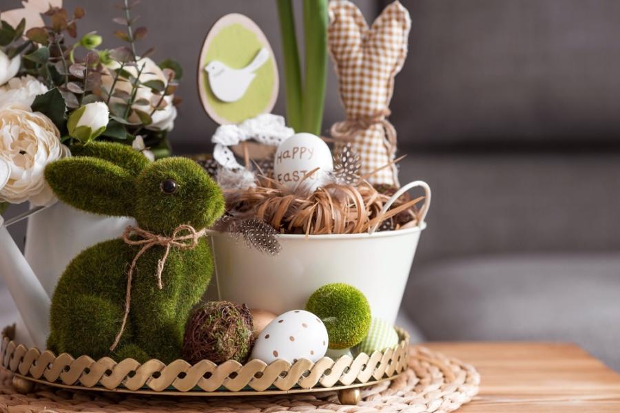 coelho de grama e outros itens de decoração de páscoa em uma mesa - Assaí Atacadista