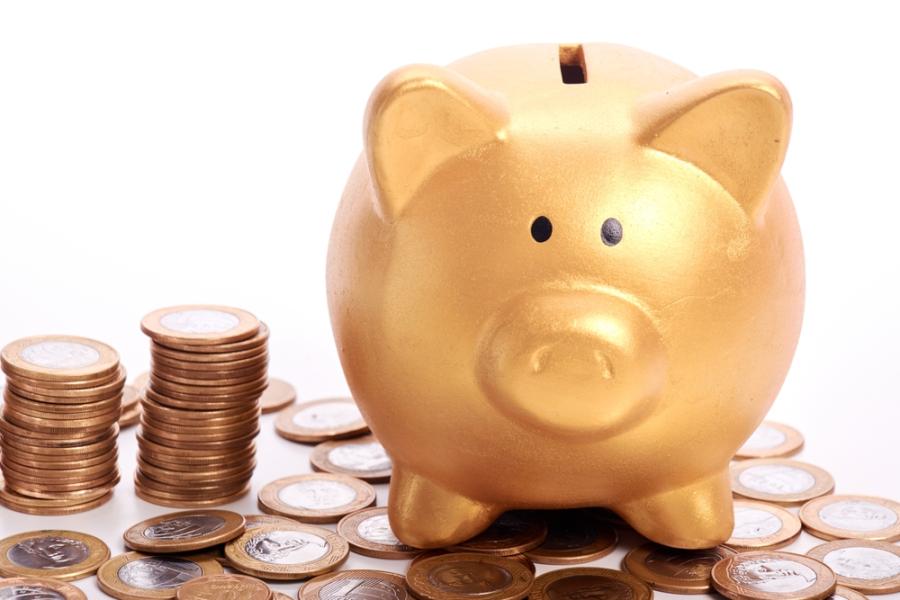 cofre pequeno no formato de porquinho dourado com moedas de 1 real no chão - reserva de emergência - Assaí Atacadista