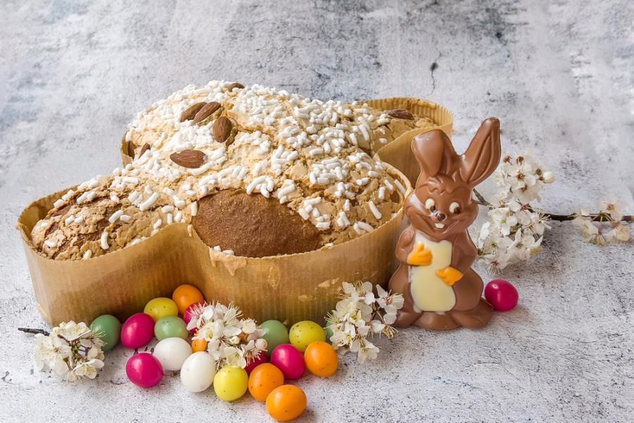 colomba pascal com um coelho de chocolate e jujubas - doce para a páscoa - assaí atacadista