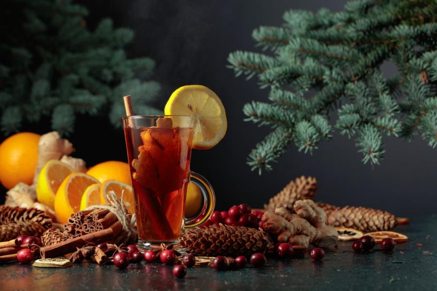 copo com drink com laranjas, pinhas e um galho de arvore de natal no fundo - Assaí Atacadista - drinks de natal