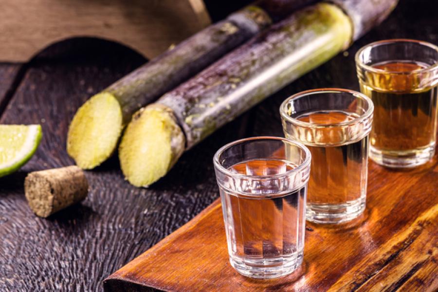 copos com cachaça - receitas com cachaça - Assaí Atacadista