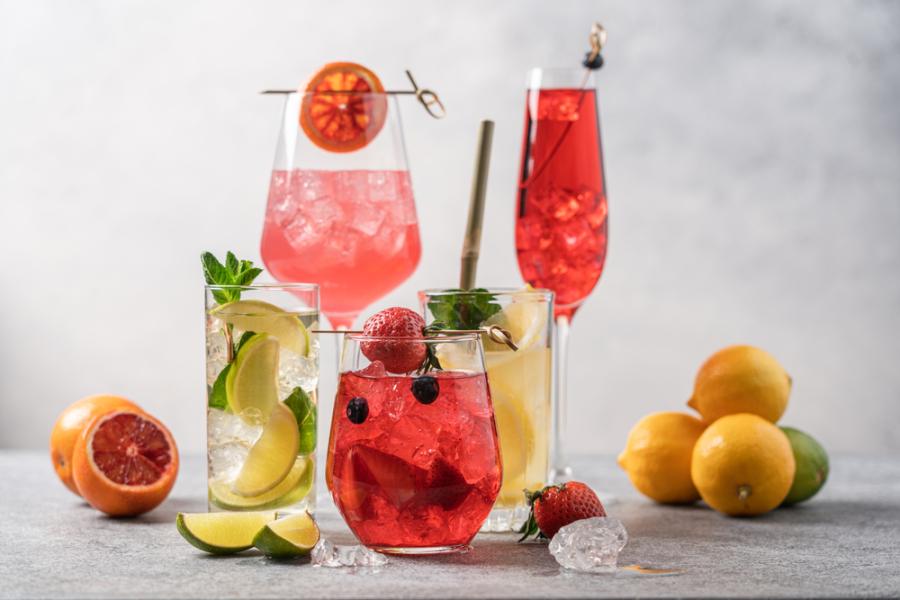 copos diferentes com bebidas coloridas dentro - bebidas de verão para vender - Assaí Atacadista