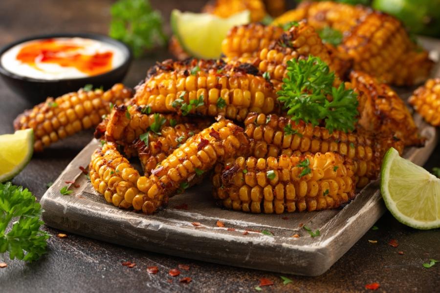 costelinha de milho temperada em um prato rústico acompanhada de ervas e limão-receitas com milho-Assaí Atacadista