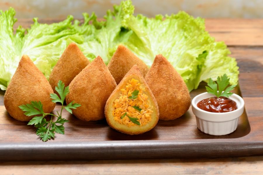 coxinhas de frango com alface e um ketchup - comida afetiva - Assaí Atacadista