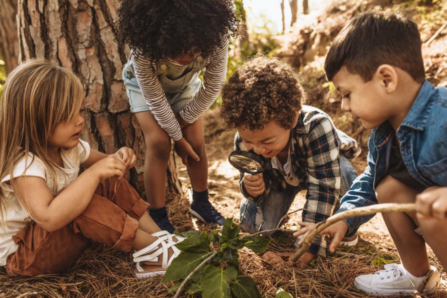 crianças diversas brincando nas férias escolares - assaí atacadista