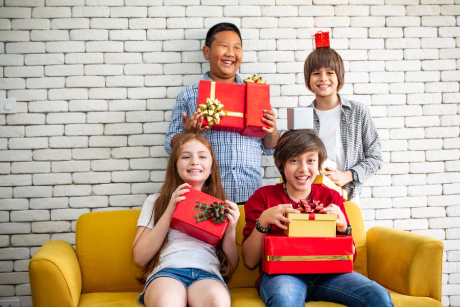 crianças diversas segurando caixas de presentes nas mãos - presentes para crianças - Assaí Atacadista