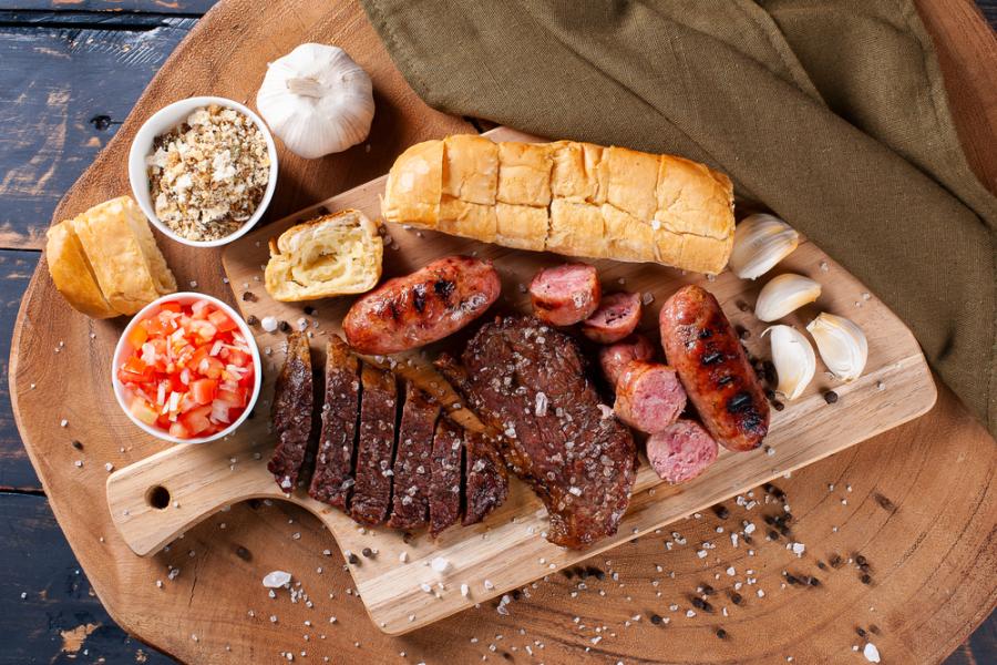 tabua com carne cortada pra churrasco no assaí atacadista