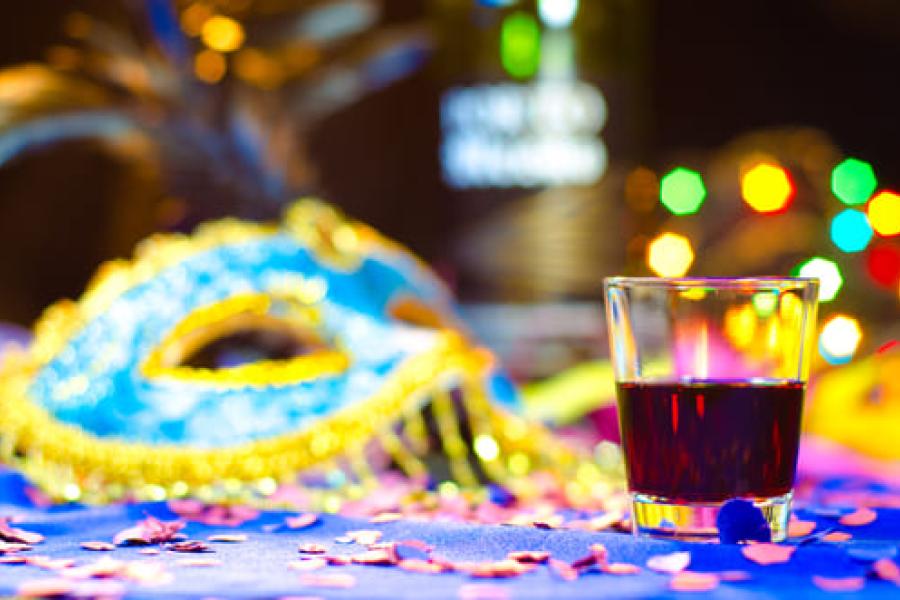 mascara de carnaval com copo na mesa - ganhar dinheiro no carnaval - assaí atacadista