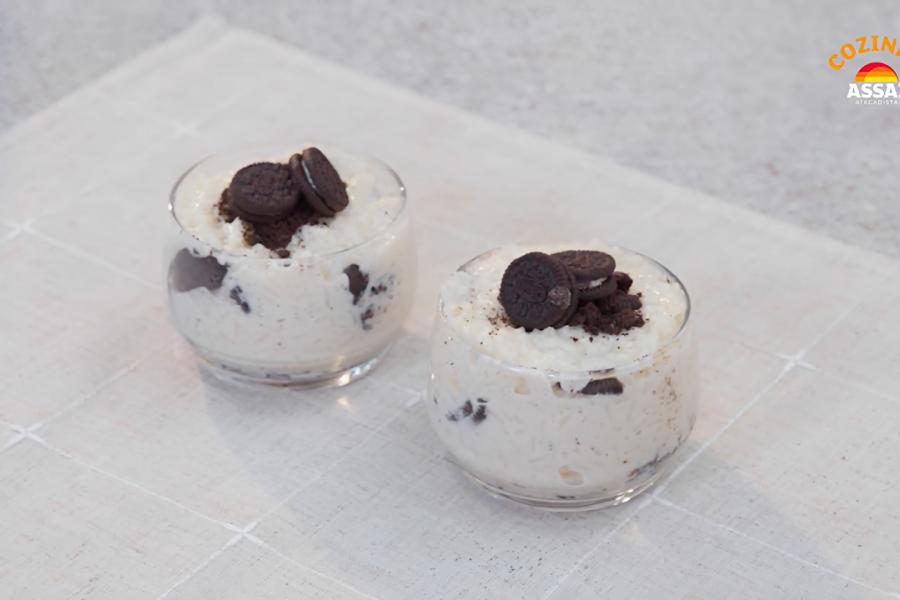 duas tigelas pequenas com arroz doce com Oreo-Cozinha Assaí Atacadista-Mondelez Internacional
