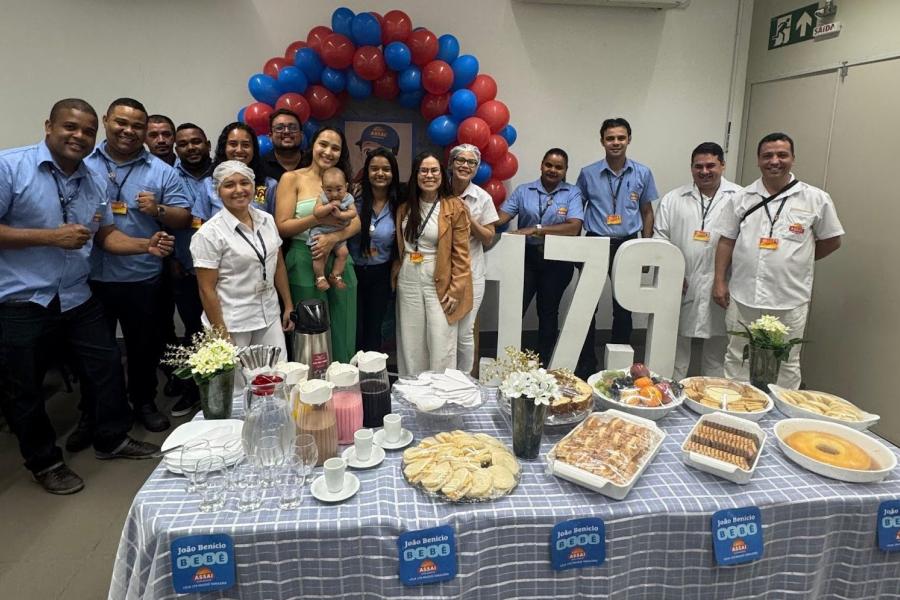 equipe do Assaí Tabuleiro-Maceió (AL)-com os pais do João Benício-bebê Assaí Atacadista