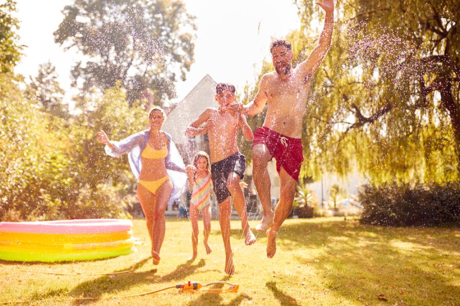 familia brincando com agua no verão - o que fazer nas férias de verão - assaí atacadista
