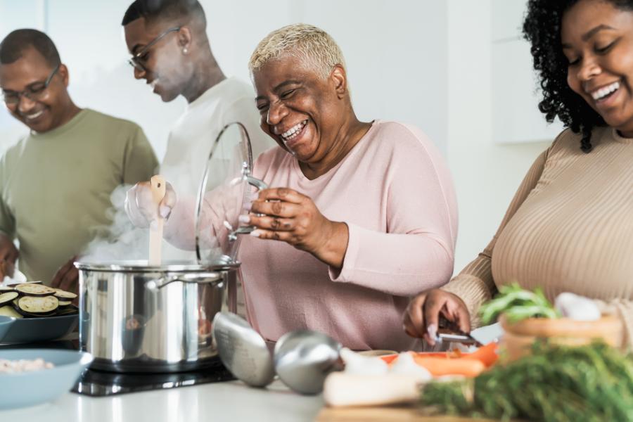 família negra cozinhando em casa - cozinhar - Assaí Atacadista