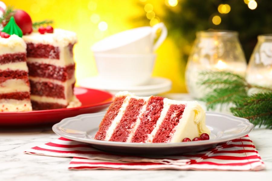 fatia de bolo red velvet em uma mesa natalina-sobremesas low carb-Assaí Atacadista