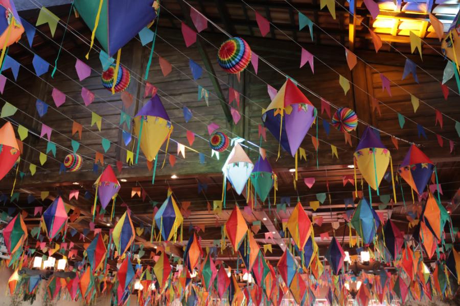 Balões, fitas e bandeirinhas de decoração para festa junina - Assaí Atacadista
