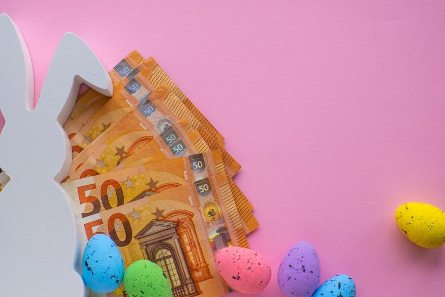 fundo rosa com notas de dinheiro, ovos de páscoa pequenos e um formato de coelho da páscoa - ganhar dinheiro na páscoa - assaí atacadista