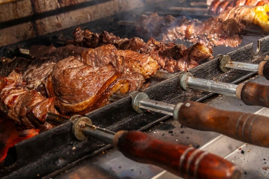 grelha com carnes de churrasco no espeto - assaí atacadista