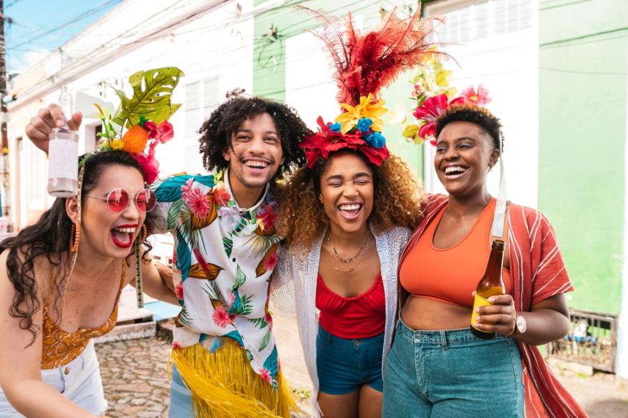 grupo de amigos felizes no carnaval - assaí atacadista