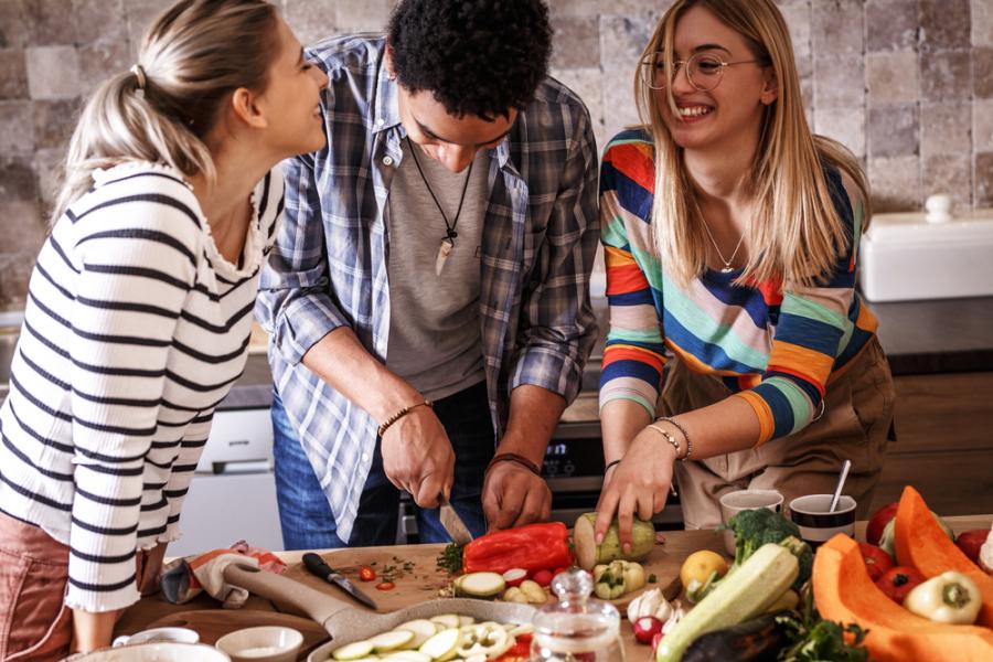 grupo de amigos iniciantes na cozinha com alimentos - assaí atacadista