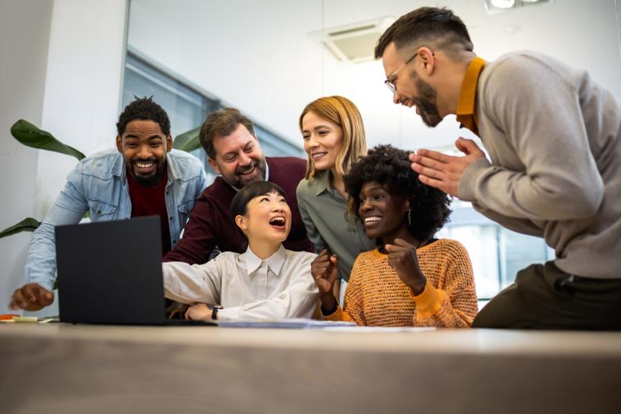 grupo de pessoas diversas em um ambiente de trabalho - Dia do Trabalhador - Assaí Atacadista