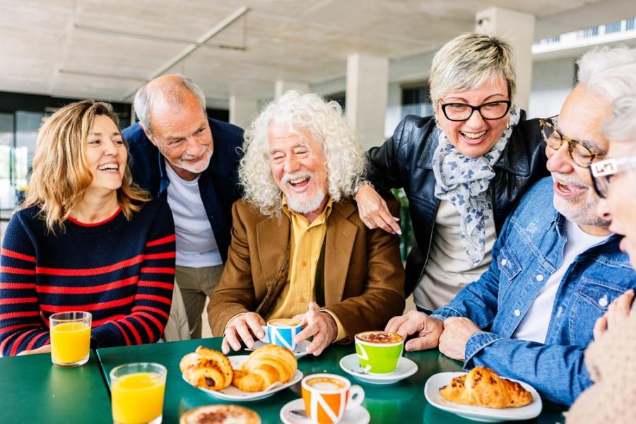 grupo de pessoas idosas felizes em um brunch - Assaí Atacadista