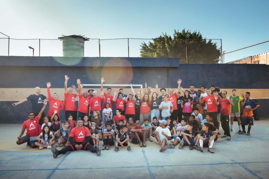 Grupo de pessoas reunidas no Instituto Assaí - relatório anual 2024